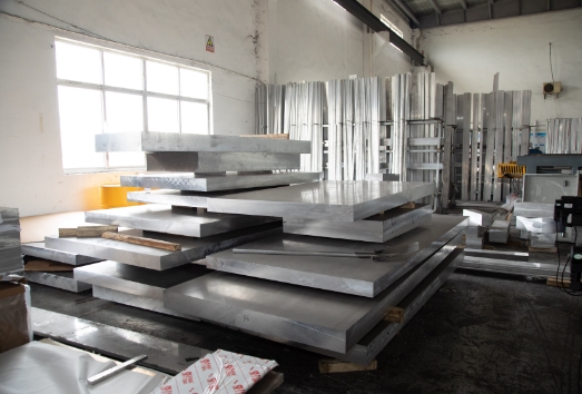 铝板材料：特性、应用与发展